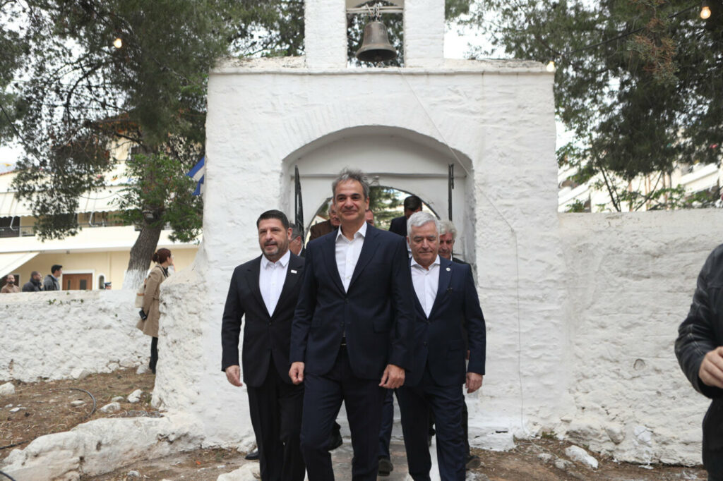 Στην Παιανία ο Κυριάκος Μητσοτάκης: Παρακολούθησε τη θεία λειτουργία και τη λιτανεία της εικόνας του Αγ. Αθανασίου