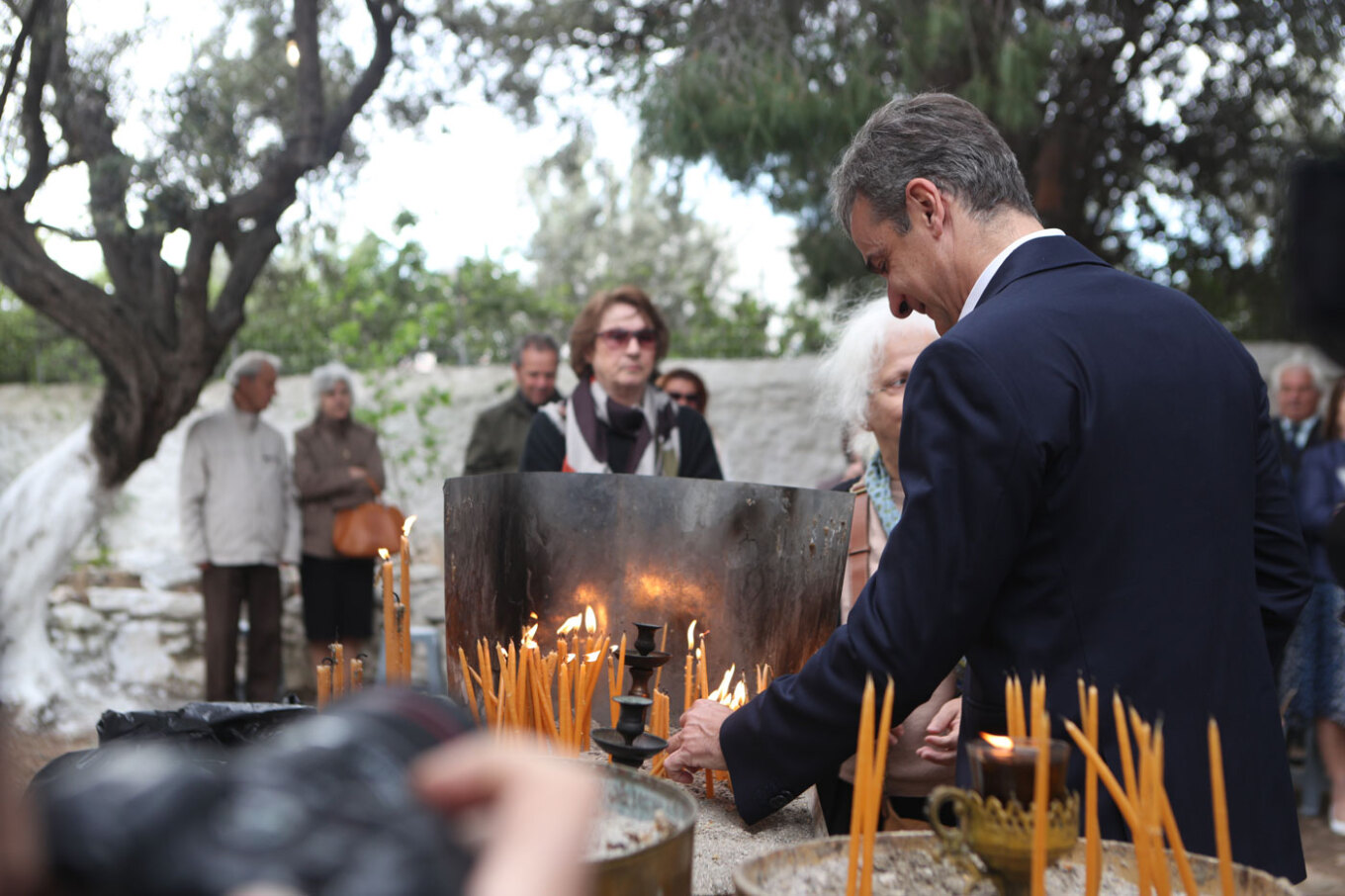 Στην Παιανία ο Κυριάκος Μητσοτάκης: Παρακολούθησε τη θεία λειτουργία και τη λιτανεία της εικόνας του Αγ. Αθανασίου