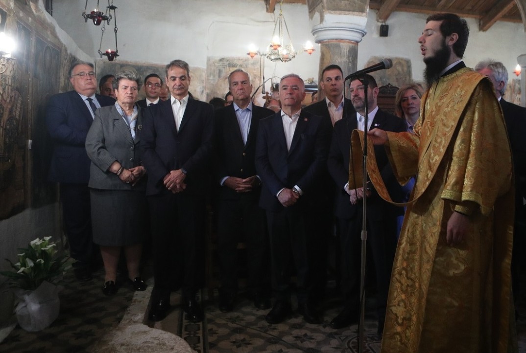 Στην Παιανία ο Κυριάκος Μητσοτάκης: Παρακολούθησε τη θεία λειτουργία και τη λιτανεία της εικόνας του Αγ. Αθανασίου