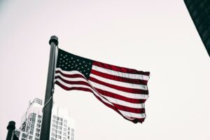 Jobs Report: Η αμερικανική αγορά εργασίας αντέχει – Η ανεργία παραμένει σταθερή