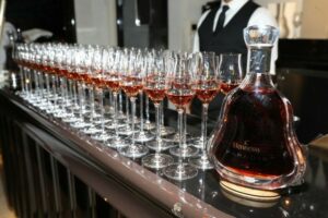 Η Moët Hennessy μειώνει το προσωπικό της κατά 13% λόγω πτώσης της ζήτησης για ποτά
