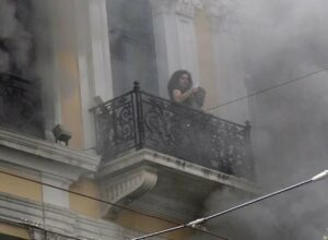 Marfin: «Σκεφτόμουν ότι στην επόμενη ανάσα θα πέσω κάτω» - Η γυναίκα στο μπαλκόνι περιγράφει τι συνέβη στις 5 Μαΐου 2010