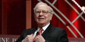 Ο Γουόρεν Μπάφετ διατηρεί την προεδρία της Berkshire Hathaway – Νέος CEO ο Γκρεγκ Έιμπελ από το 2026