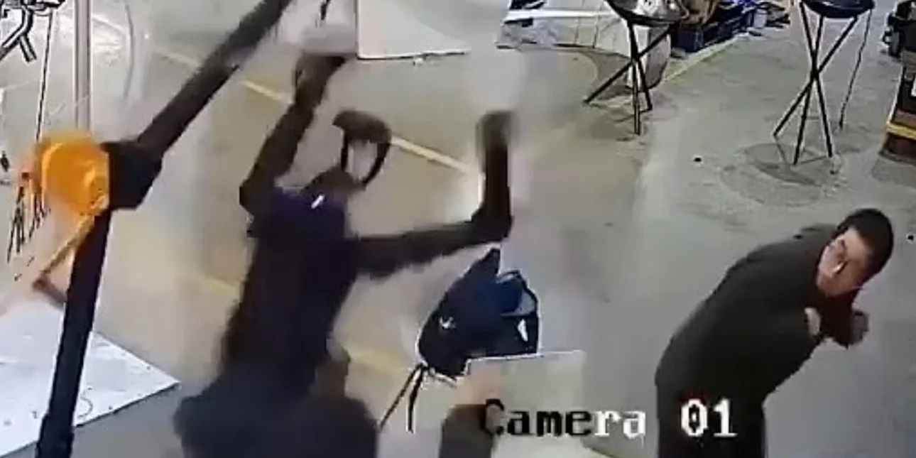 Ρομπότ εκτός ελέγχου επιχείρησε να χτυπήσει τον χειριστή του σε εργοστάσιο στην Κίνα – Δείτε το βίντεο