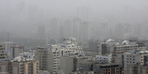 Στα σπίτια τους εκατομμύρια Ιρανοί λόγω μάζας σκόνης