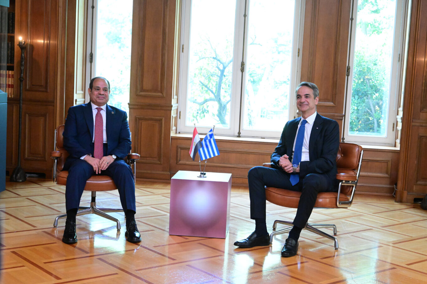 Στο Μαξίμου με τον Κυριάκο Μητσοτάκη ο Αλ Σίσι - Τα μηνύματά του για το μεταναστευτικό και τη στενή συνεργασία με την Ελλάδα