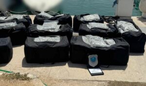 Γλυφάδα: Βρήκαν 194 κιλά κάνναβης σε ταχύπλοο σε παραλία - ΕΙΚΟΝΕΣ