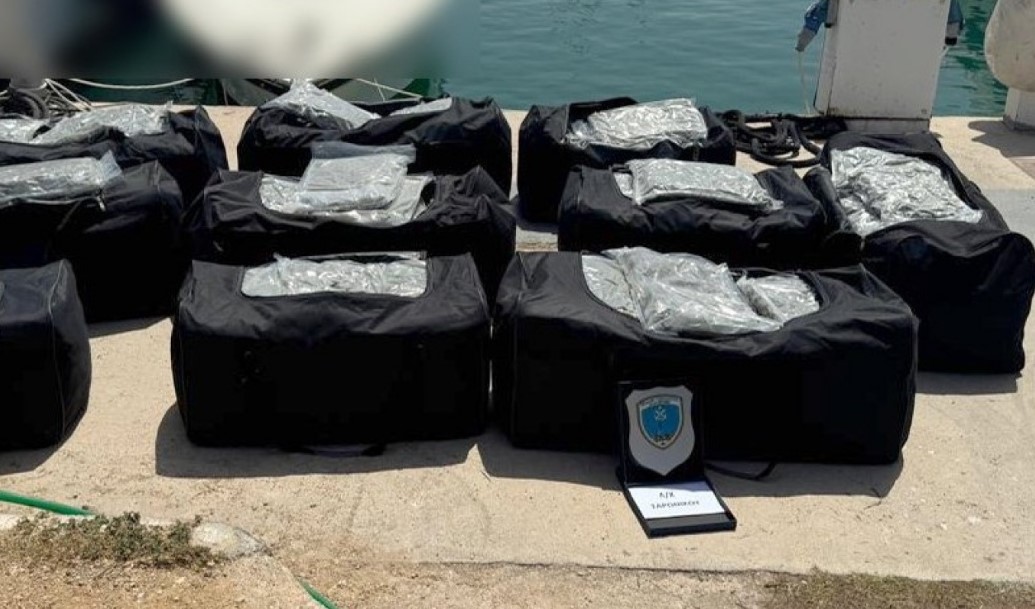 Γλυφάδα: Βρήκαν 194 κιλά κάνναβης σε ταχύπλοο σε παραλία - ΕΙΚΟΝΕΣ