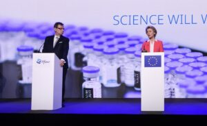 Ούρσουλα φον ντερ Λάιεν: Το ευρωπαϊκό δικαστήριο αποφασίζει για τα SMS που αντάλλαξαν Αλμπέρτ Μπουρλά για τα εμβόλια της Pfizer