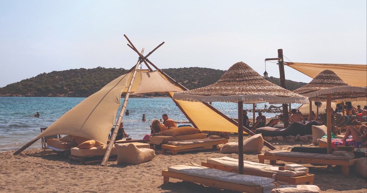 Συλλήψεις για παράνομα beach bars που στα χαρτιά ήταν... καντίνες -Η τρανταχτή περίπτωση στις Αλυκές Αναβύσσου