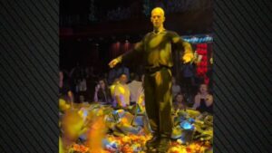 Ο Τάσος Ξιαρχό χόρεψε ζεϊμπέκικο στον Κωνσταντίνο Αργυρό - «Ήθελα και το χόρεψα με τον δικό μου τρόπο»