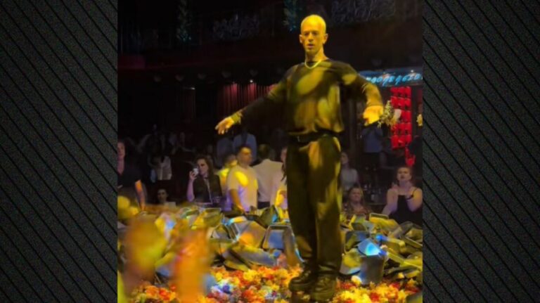 Ο Τάσος Ξιαρχό χόρεψε ζεϊμπέκικο στον Κωνσταντίνο Αργυρό - «Ήθελα και το χόρεψα με τον δικό μου τρόπο»