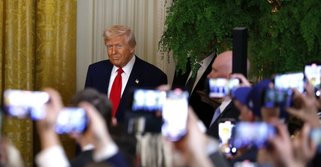 Ανάλυση Politico: Ο Τραμπ αφήνει την Ευρώπη εκτός - Συμφωνίες με Κίνα και Βρετανία
