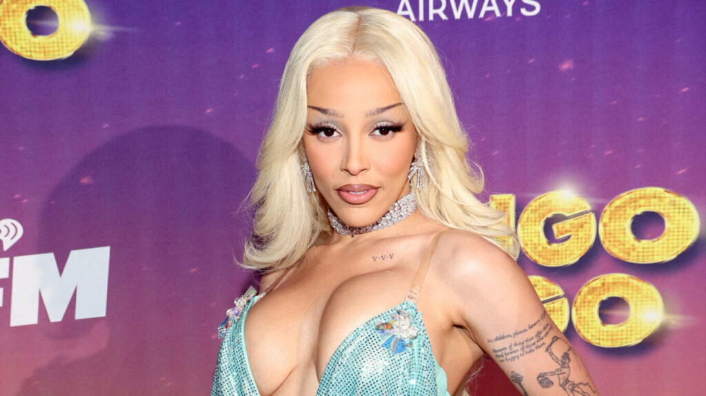 Doja Cat: Η παραμόρφωση στο στήθος λόγω προβλήματος στο εμφύτευμα