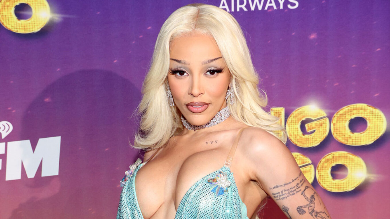 Doja Cat: Η παραμόρφωση στο στήθος λόγω προβλήματος στο εμφύτευμα