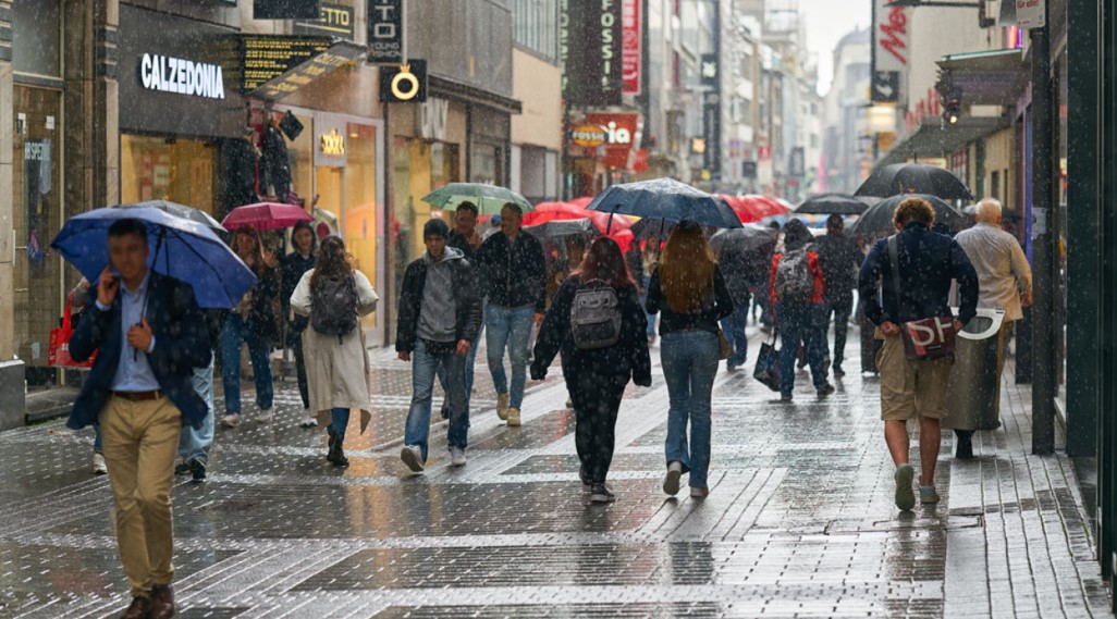 Καιρός: Επιστρέφει η σκόνη και τα 30άρια - Πού θα βρέξει σήμερα