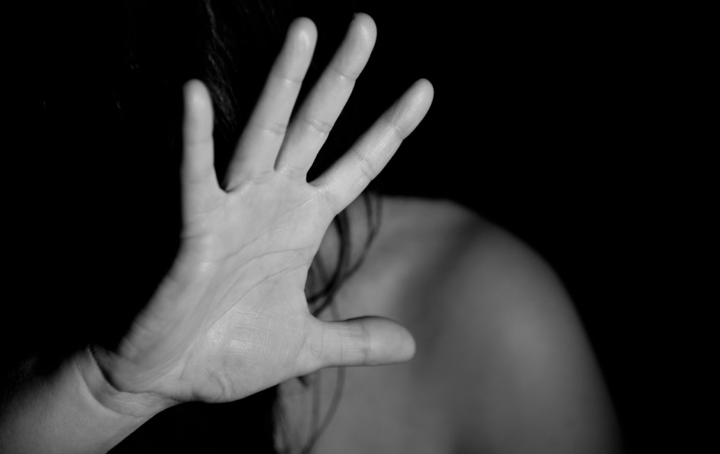 Πάτρα: O 54χρονος κηδεμόνας 15χρονης την χτυπούσε άγρια μέχρι και με καλώδιο φορτιστή