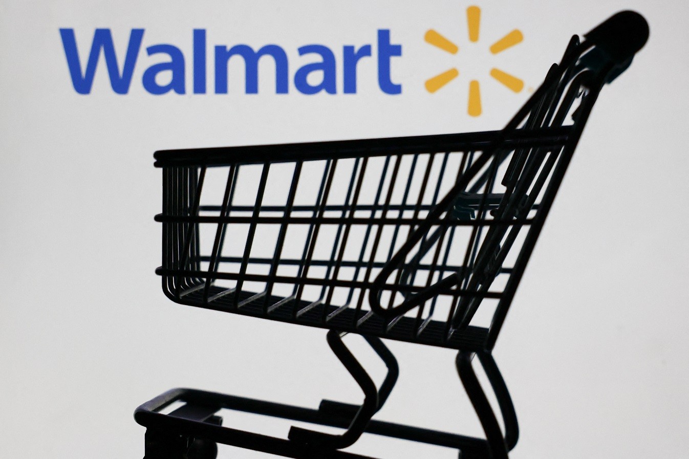 Walmart: Εντυπωσιακά κέρδη, αλλά προειδοποίηση για υψηλότερες τιμές λόγω εμπορικών δασμών