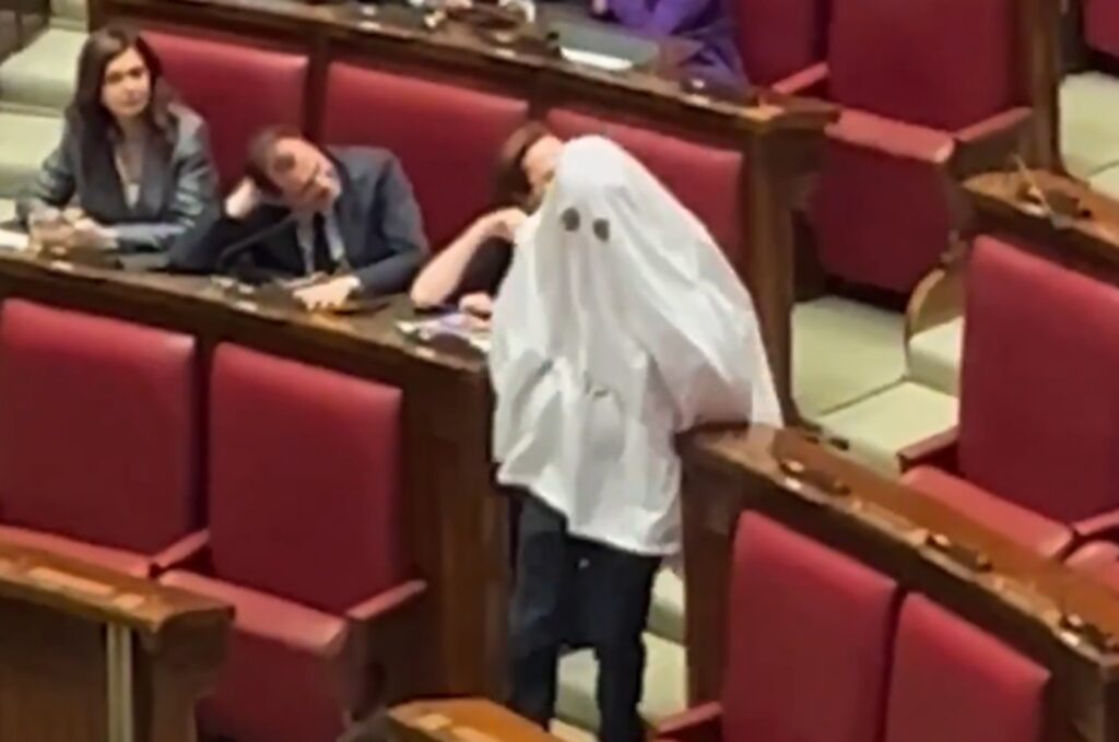 Ιταλία: Βουλευτής εμφανίστηκε ντυμένος φάντασμα και αποβλήθηκε από τη Βουλή
