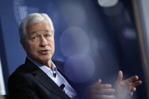 Τζέιμι Ντίμον (JPMorgan): Ο κίνδυνος για ύφεση παραμένει
