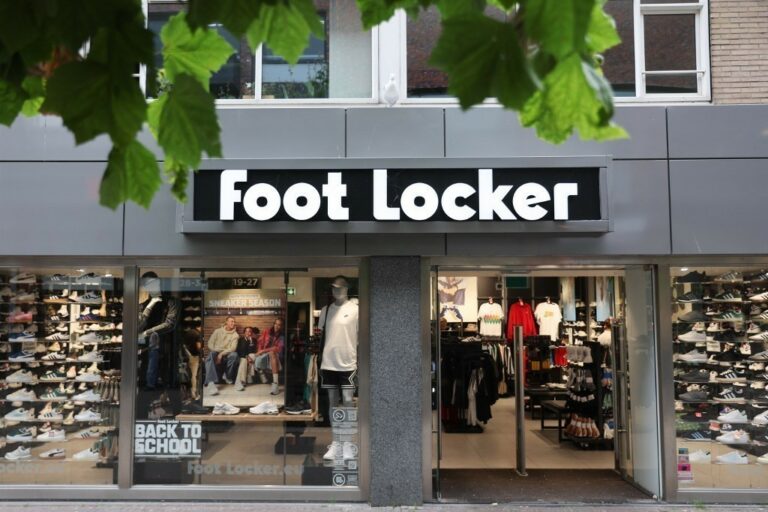 Συγχώνευση-μαμούθ: Η Dick’s εξαγοράζει τη Foot Locker με $2,4 δισ