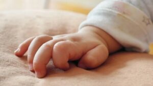 Σοκ στο Αίγιο: Βρέφος 4 μηνών βρέθηκε εθισμένο στα ναρκωτικά