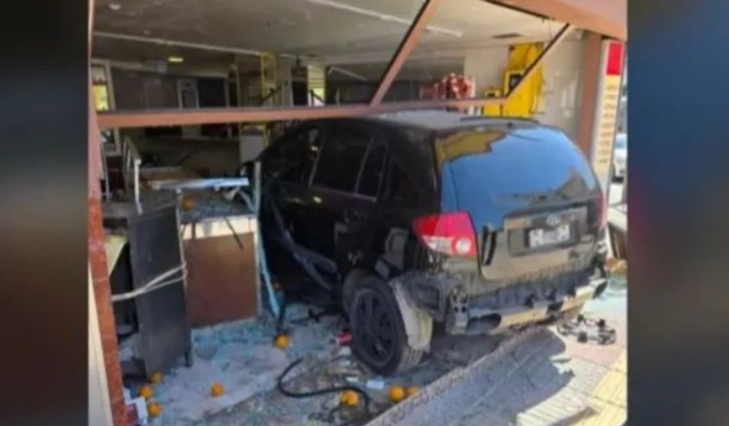 Περιστέρι: Αυτοκίνητο έπεσε σε τζαμαρία καταστήματος - «Θα μας σκότωνε όλους»