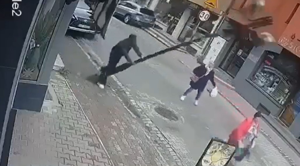 Τρομακτικό ατύχημα στην Πολωνία: Ακούμπησε σε κολόνα να ξεκουραστεί και αυτή έπεσε πάνω σε γυναίκα