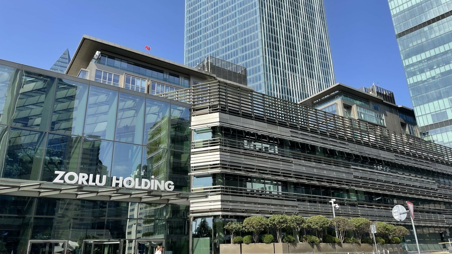 Zorlu: Ριζικά μέτρα για μείωση χρέους – Πωλήσεις ακινήτων και 2.000 απολύσεις