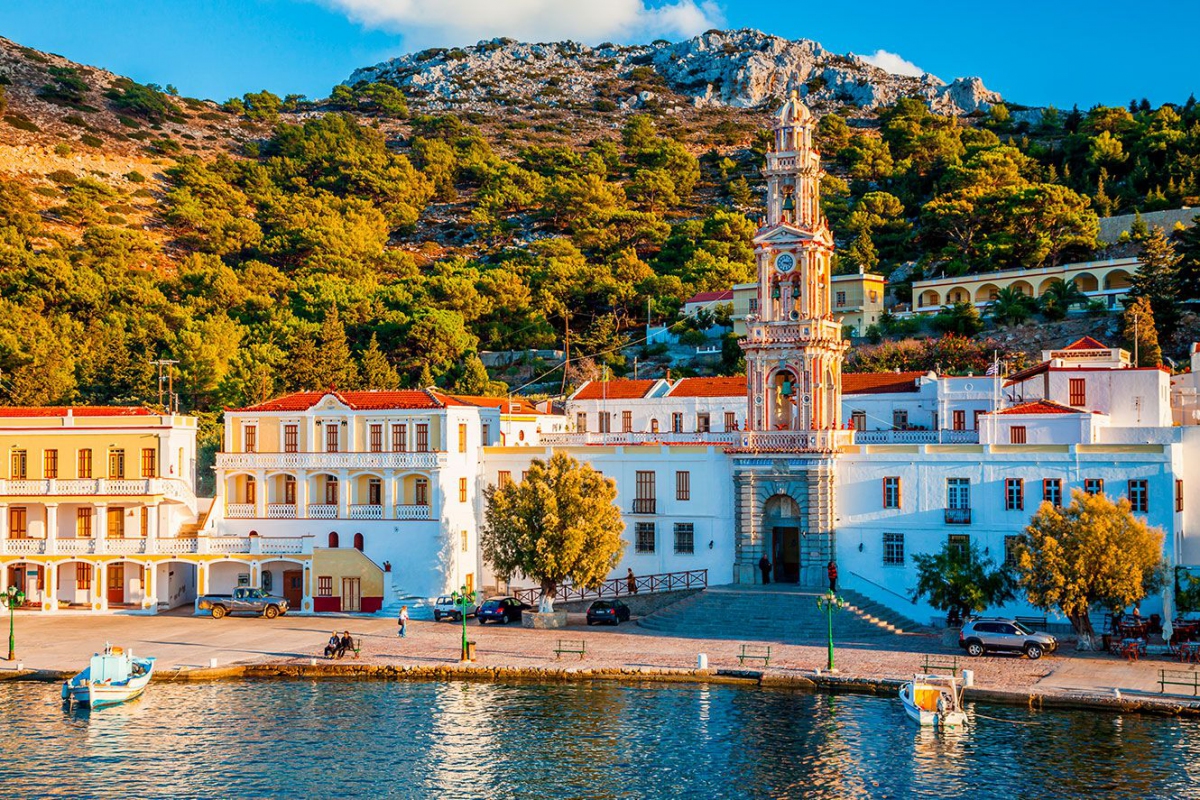 Η βάπτιση στη Σύμη, ο ηλικιωμένος εφοπλιστής - γιατρός (Δρ) και η νεαρά σύζυγος του με τα κίτρινα, η ασέβεια στην Ιερά Μονή Πανορμίτη, η πρόκληση στην κοινωνία, και η επίδειξη της περιφοράς του Αρχιεπισκόπου!