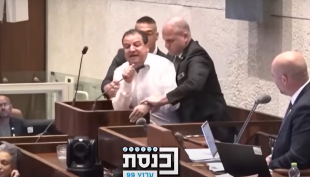 Ισραηλ: Πήραν σηκωτό από το βήμα της Κνεσέτ Αραβοϊσραηλινό βουλευτή που έκανε λόγο για «γενοκτονία στη Γάζα»