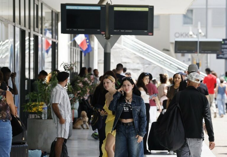 Η διακοπή έπληξε 160.000 νοικοκυριά και υποχρέωσε και το Φεστιβάλ να διακόψει για κάποιες ώρες το πρόγραμμα του. Όμως, οι διοργανωτές του φεστιβάλ προσέφυγαν σε ανεξάρτητη πηγή ηλεκτροδότησης για να λειτουργήσει το Palais des Festivals, οπότε ξεκίνησαν και πάλι οι προβολές της ημέρας, ενώ ανακοίνωσαν πως απόψε θα διεξαχθεί κανονικά και η τελετή λήξης του Φεστιβάλ.