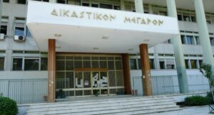 Λάρισα: Ελεύθερος με περιοριστικούς όρους ο βιολογικός πατέρας των παιδιών που βρέθηκαν με καψίματα από τσιγάρο