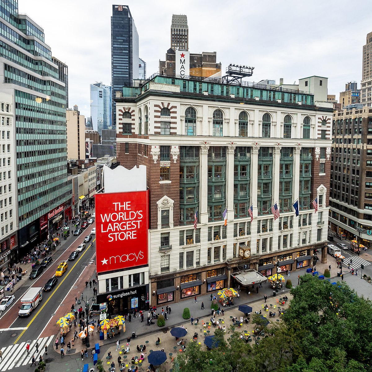 Η Macy’s αναθεωρεί πτωτικά τις προβλέψεις κερδών εν μέσω αβεβαιότητας και δασμών