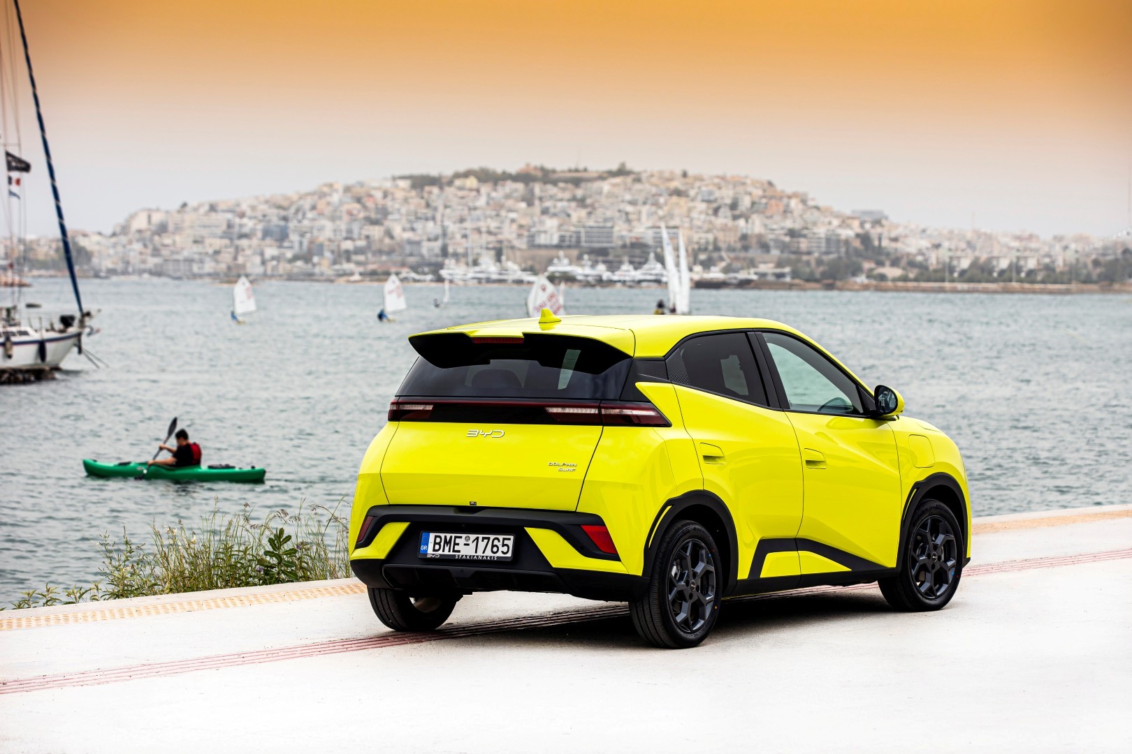 Οδηγούμε το νέο BYD Dolphin Surf με φόντο την Αθηναϊκή Ριβιέρα