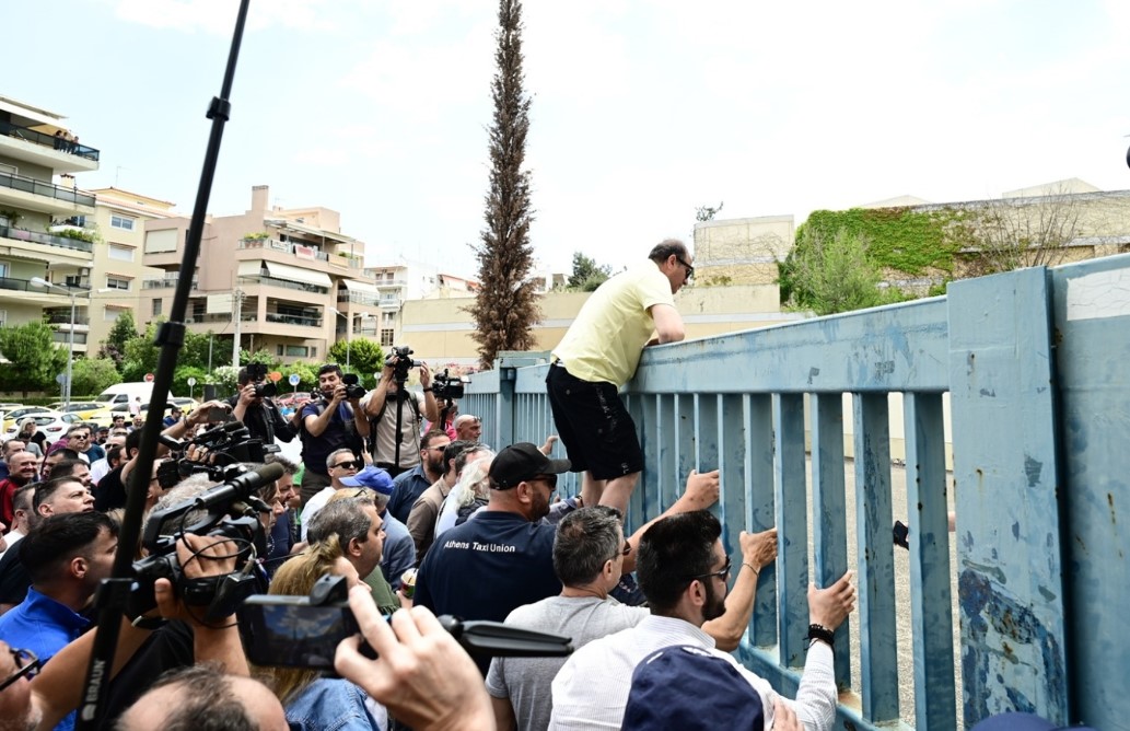 Ένταση στη συγκέντρωση των οδηγών ταξί έξω από το Υπουργείο Μεταφορών - Ζητούν να δουν τον υπουργό