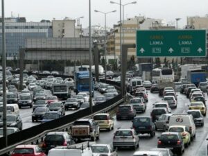 Στη Βουλή ο νέος ΚΟΚ: Ποινικοποιούνται η οδήγηση με τη χρήση κινητού και υπό την επήρεια αλκοόλ