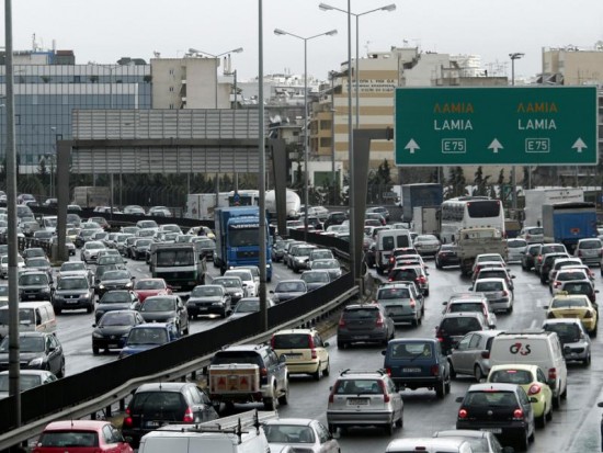 Στη Βουλή ο νέος ΚΟΚ: Ποινικοποιούνται η οδήγηση με τη χρήση κινητού και υπό την επήρεια αλκοόλ