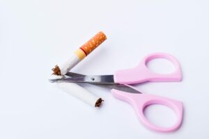 Η πρόθεση για τη διακοπή του καπνίσματος έχει αυξηθεί Παρά τη μείωση του καπνίσματος συμβατικών τσιγάρων τα τελευταία χρόνια, η Ελλάδα εξακολουθεί να καταγράφει έναν από τους υψηλοτέρους επιπολασμούς μεταξύ των χωρών του ΟΑΣΑ. Παράλληλα, η πρόθεση για τη διακοπή του καπνίσματος έχει αυξηθεί σημαντικά. Σύμφωνα με τα ερευνητικά δεδομένα της μελέτης του ΕΟΔΥ (2024), το 38% των ενήλικων Ελλήνων κάνει χρήση καπνικών προϊόντων. Αξίζει να σημειωθεί πως περισσότεροι από τους μισούς δηλώνουν πρόθυμοι να διακόψουν στο μέλλον. Ωστόσο, μόλις 3 στους 10 περιστασιακούς ή καθημερινούς καπνιστές συμβατικών τσιγάρων έχουν κάνει απόπειρα διακοπής το τελευταίο 12μηνο. «Η ισότιμη πρόσβαση όλων των καπνιστών, ανεξαρτήτως κοινωνικοοικονομικής θέσης, σε υπηρεσίες υποστήριξης για τη διακοπή του καπνίσματος αποτελεί βασικό βήμα προς τη μείωση της χρήσης καπνικών προϊόντων και τη βελτίωση της υγείας του πληθυσμού», υπογραμμίζει ο ΕΟΔΥ. Με τη λειτουργία της γραμμής 1135, ο ΕΟΔΥ συμβάλλει ουσιαστικά στη δημιουργία του αναγκαίου υποστηρικτικού πλαισίου, που δίνει σε κάθε καπνιστή την ευκαιρία να κάνει ένα πρώτο, καθοριστικό βήμα προς ένα μέλλον χωρίς καπνό.