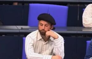 Γερμανία: Βουλευτής της Αριστεράς εμφανίστηκε στην Μπούντεσταγκ με μπερέ και αποβλήθηκε