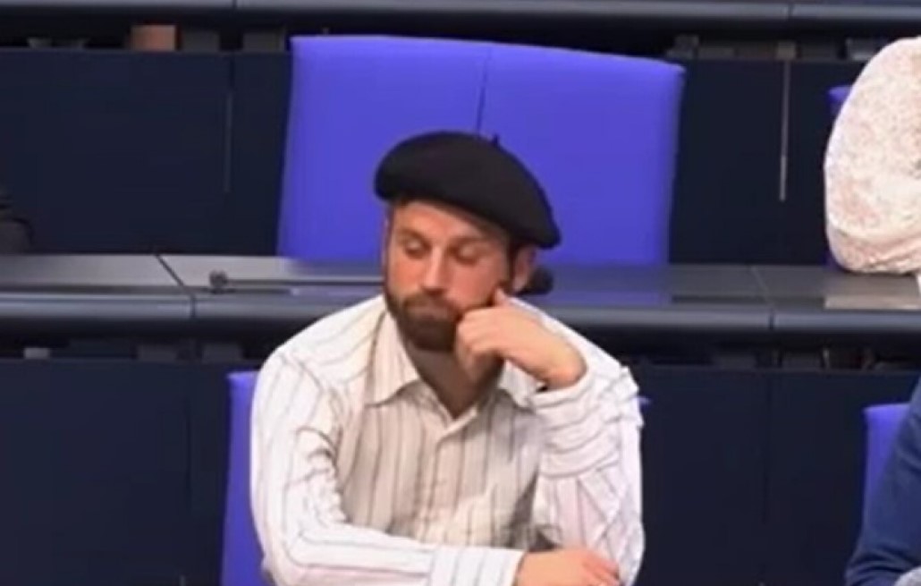 Γερμανία: Βουλευτής της Αριστεράς εμφανίστηκε στην Μπούντεσταγκ με μπερέ και αποβλήθηκε