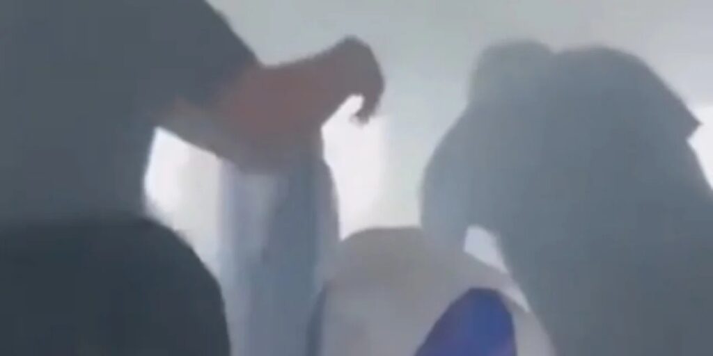 Στιγμές τρόμου στον αέρα: Καμπίνα αεροπλάνου γέμισε καπνό από έκρηξη power bank