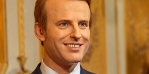 Η Greenpeace έδωσε πίσω το κέρινο ομοίωμα του Μακρόν – Το είχε πάρει από μουσείο για να διαμαρτυρηθεί