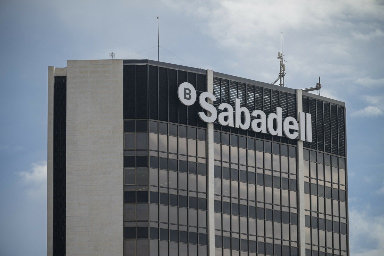 Η εξαγορά BBVA-Sabadell και οι πολιτικές επιπτώσεις για τον Πέδρο Σάντσεθ