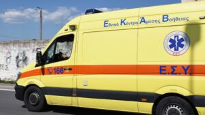 Αυτοκίνητο έπεσε στον γκρεμό στα Λιμανάκια Βουλιαγμένης - Υπάρχουν δύο εγκλωβισμένοι