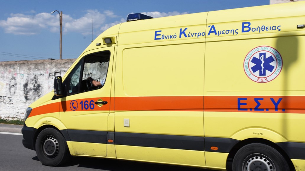 Αυτοκίνητο έπεσε στον γκρεμό στα Λιμανάκια Βουλιαγμένης - Υπάρχουν δύο εγκλωβισμένοι