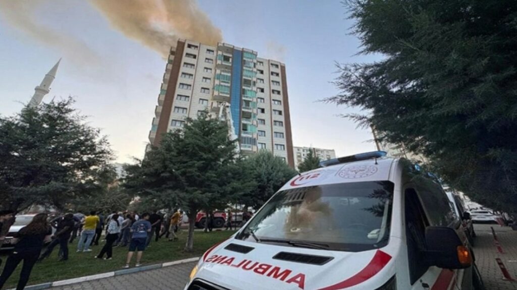 Τουρκία: Γυναίκα και τρία παιδιά έχασαν τη ζωή τους στην εξαιτίας πυρκαγιάς σε πολυκατοικία 13 ορόφων - ΒΙΝΤΕΟ