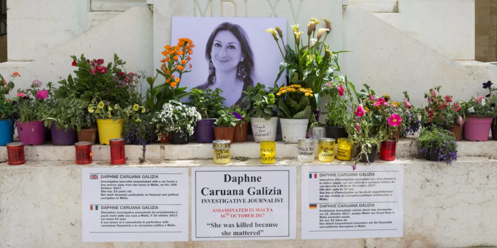 Ένοχοι για συνέργεια κρίθηκαν δύο κατηγορούμενοι στη Μάλτα για τη δολοφονία δημοσιογράφου