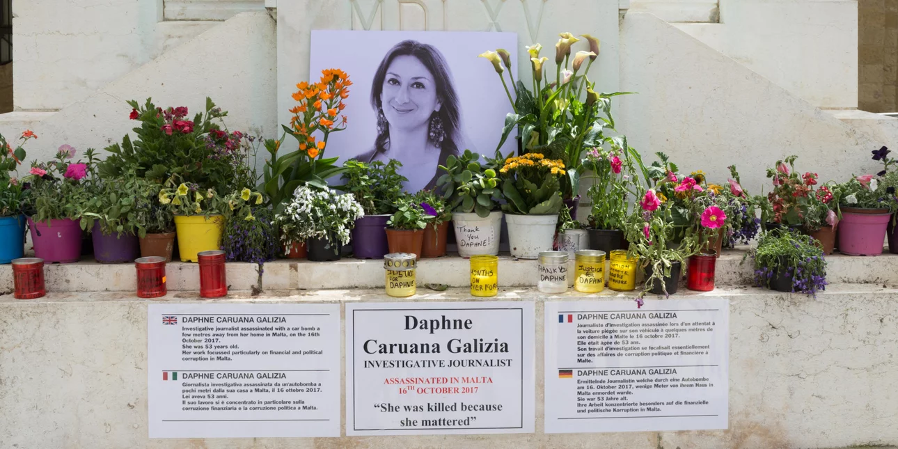 Ένοχοι για συνέργεια κρίθηκαν δύο κατηγορούμενοι στη Μάλτα για τη δολοφονία δημοσιογράφου