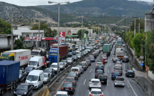 Μαζικά εγκαταλείπουν την Αττική οι εκδρομείς αναζητώντας ανάσες δροσιάς για το τριήμερο του Αγίου Πνεύματος